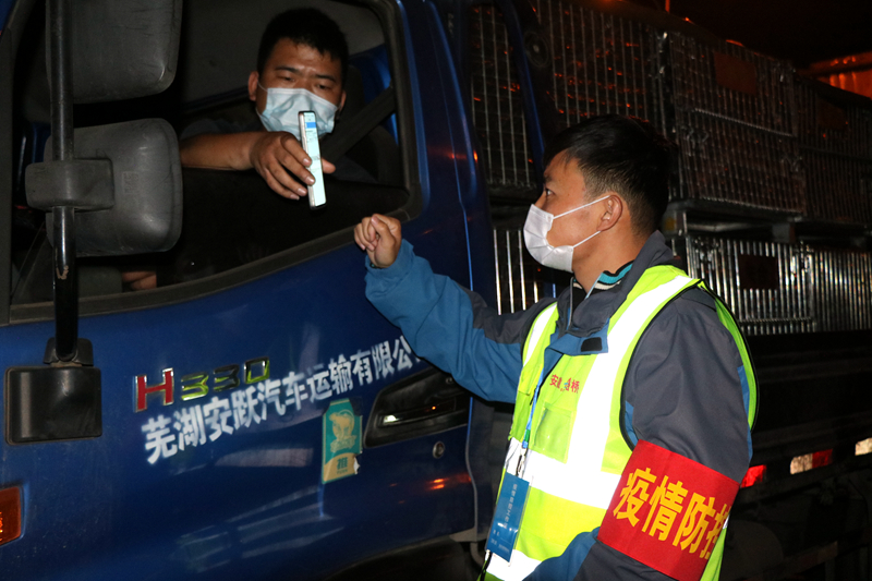 新一輪疫情發(fā)生后，安徽路橋迅速行動，組織全體職工和勞務(wù)工人進(jìn)行全員核算檢測，筑牢疫情防控第一道防線。此外，還積極投身屬地疫情防控，踐行國企擔(dān)當(dāng)。