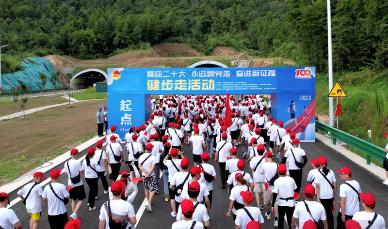 池州市團(tuán)委“喜迎二十大、奮進(jìn)新征程、永遠(yuǎn)跟黨走”健步走活動(dòng)在公司G318項(xiàng)目舉行6