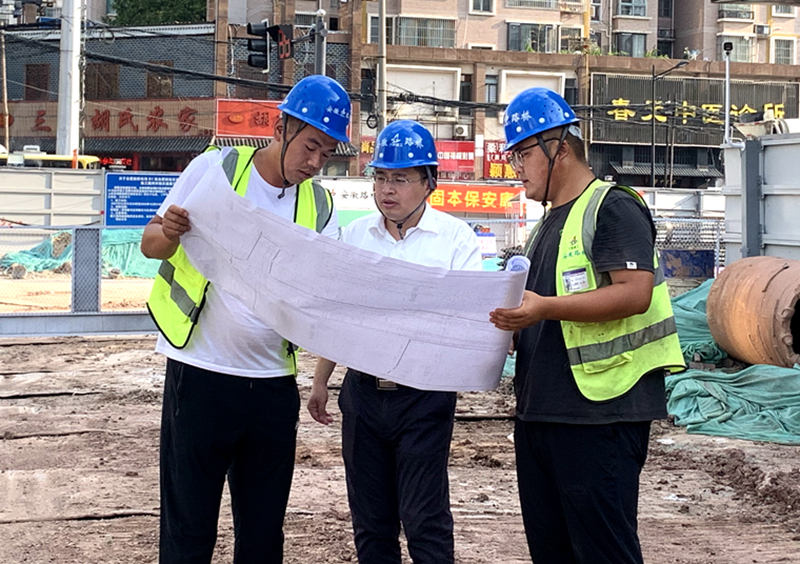 公司黨委書記、董事長(zhǎng)錢申春到機(jī)場(chǎng)S1線先行段調(diào)研安全生產(chǎn)工作