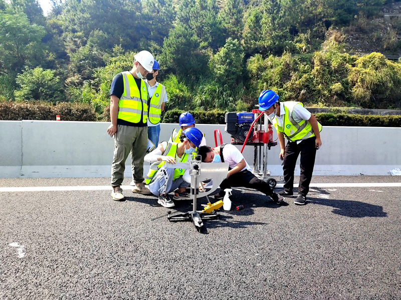 吉康改擴建C1標率先完成全線首段主線路基、路面分段交工驗收 (1)